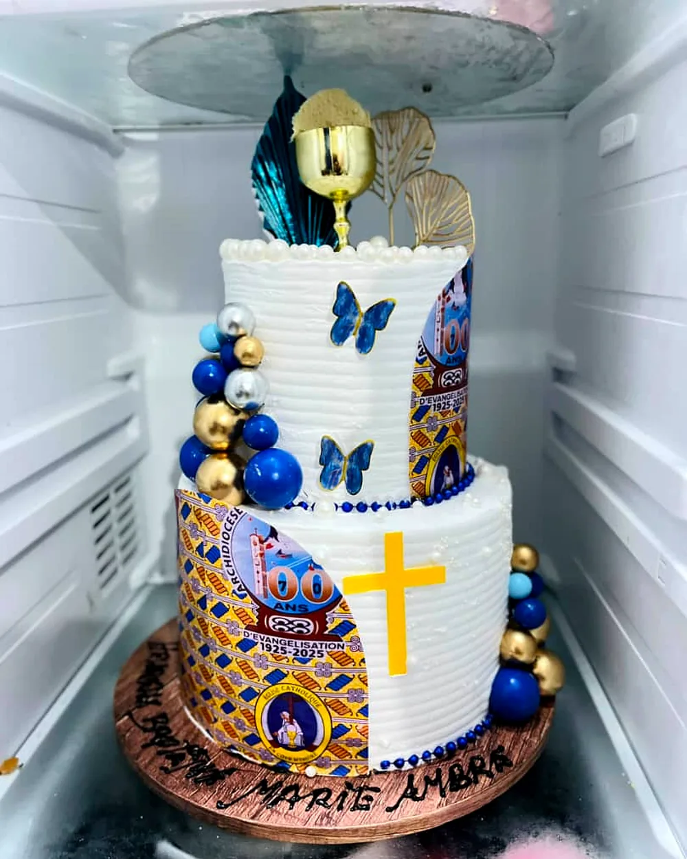 Gâteau de baptême à deux étages, décor de papillons et perles bleu et or